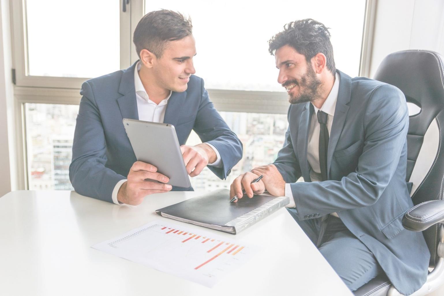 Sesión de planificación financiera personalizada mostrando documentos y calculadora sobre mesa de trabajo